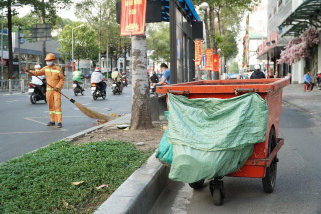 Dù nhọc nhằn trong cuộc sống mưu sinh nhưng các công nhân quét rác vẫn đam mê công việc của mình.