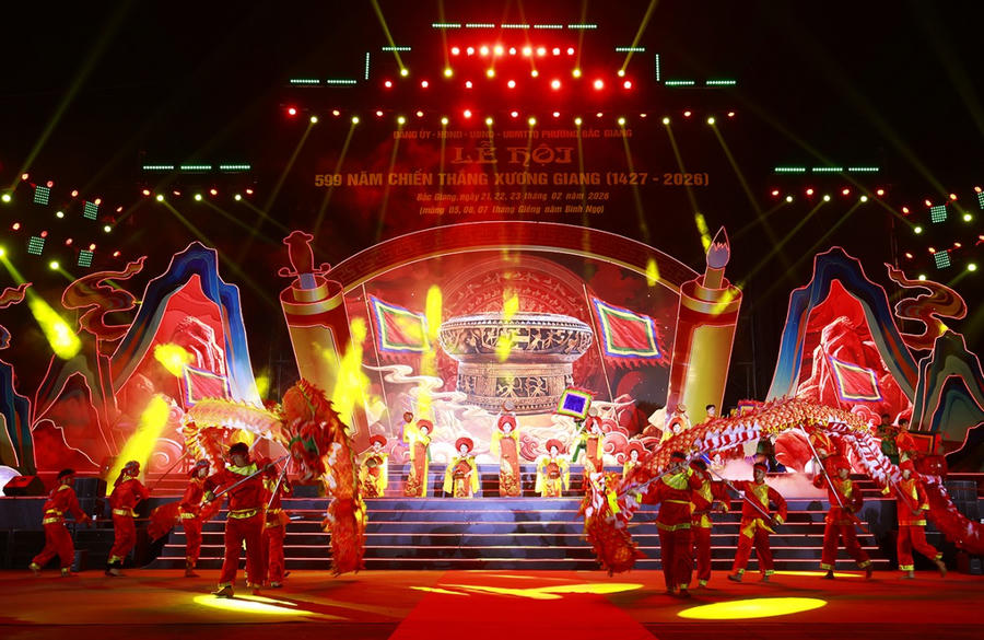 Màn khai từ trống hội và múa lân sư rồng tại lễ khai hội.