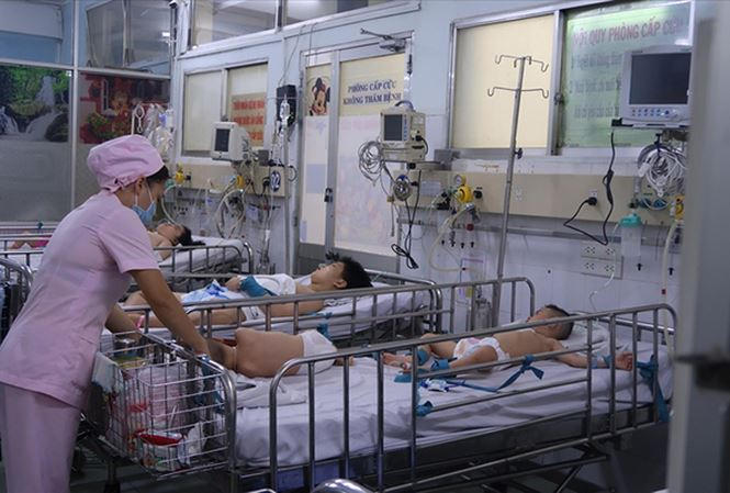 Các bệnh nhi tay chân miệng đang được theo dõi tại BV Nhi đồng 1 TPHCM
