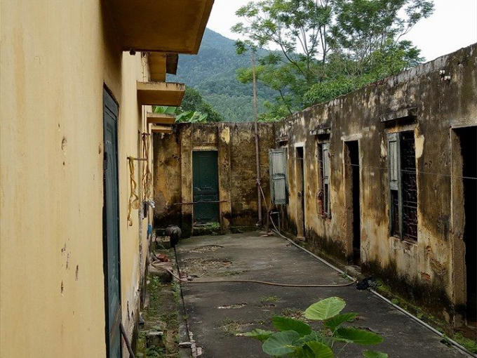 Trại phong hoang sơ, rêu xanh bám đầy tường.