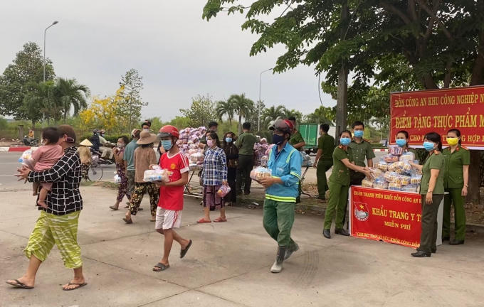 Chia se voi nguoi kho khan