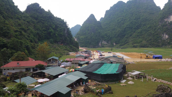 Một số nhà dân sống cạnh động Ngườm Ngao.