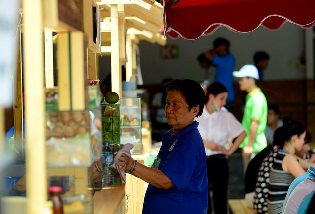 Không gian thoáng mát, sạch sẽ là yếu tố thu hút của các gian hàng.