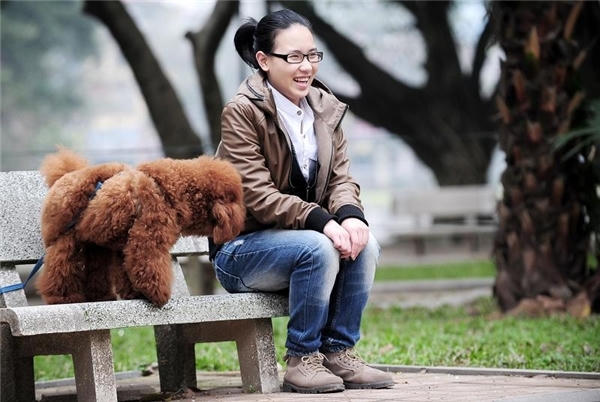 Cô nàng nhỏ nhắn với kính cận và mái tóc đuôi gà dễ thương.