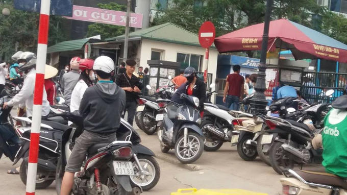 Nghỉ lễ 30/4: Người dân đổ về quê, các bến xe ùn tắc