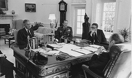 Martin, Ford, Weyand, Kissinger tại Ph&ograve;ng Bầu dục Nh&agrave; Trắng ng&agrave;y 25/3/1975.
