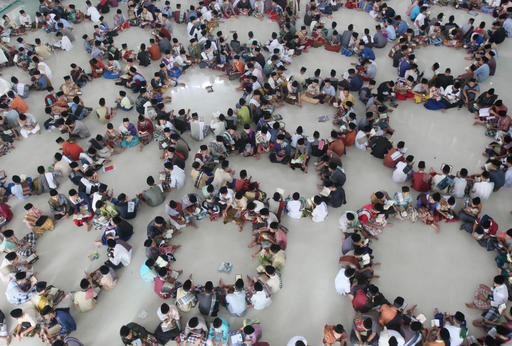 Học sinh tại thành phố Medan, Indonesia đọc kinh Quran trong ngày đầu tiên của tháng lễ Ramadan. (Ảnh: AP/ Binsar Bakkara)