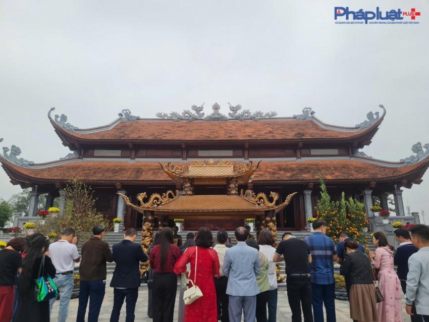 Du khách thành kính dâng hương tại Đền thờ Hoàng Hoa Thám