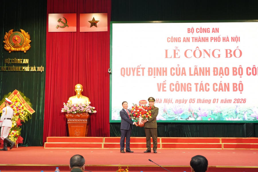 Ông Trần Văn Khảm, Phó Trưởng ban Nội chính Thành ủy Hà Nội tặng hoa chúc mừng Đại tá Nguyễn Tiến Đạt.