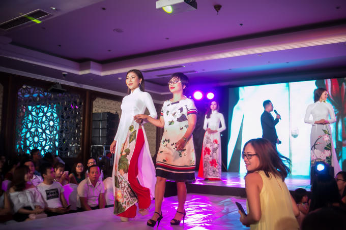 Cuối cùng bộ sưu tập đã thuộc về bà Phạm Thị Hằng (người mang kính trên sân khấu) trả với mức giá 225 triệu đồng.
