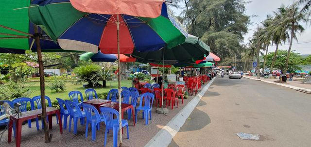 Quán nhỏ vỉa hè không bóng người.