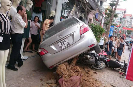 Ông Tô Văn Vỹ bên chiếc xe gây tai nạn.