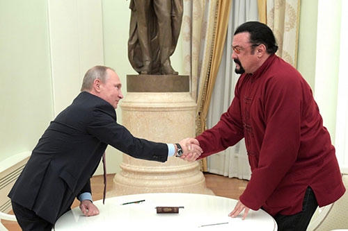Tổng thống Putin bắt tay diễn viên Mỹ Steven Seagal tại điện Kremlin, Moscow, hôm qua. (Ảnh: AP)