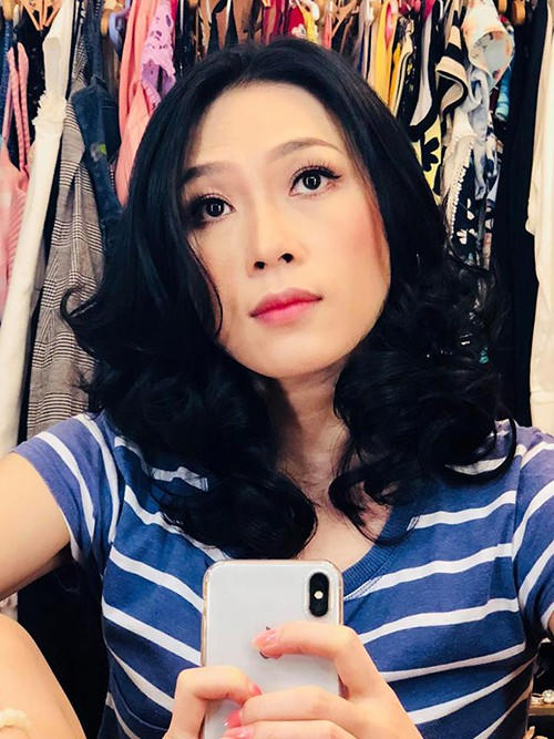 Mỹ Tâm trẻ trung chụp ảnh selfie trong phòng thay đồ cùng dòng chia sẻ: "Không nhớ bao lâu rồi mới tự chụp bản thân!".