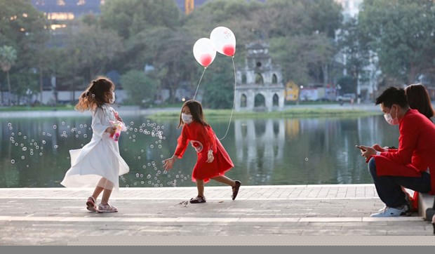 Trẻ em thực hiện quy định đeo khẩu trang nơi công cộng. (Ảnh minh hoạ: Thanh Tùng /TTXVN)