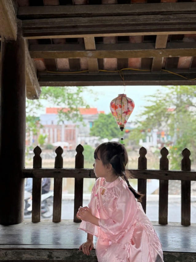 Hai bên lòng cầu là hai dãy hành lang và cũng được uốn cong theo thành cầu. Phía ngoài hành lang là lan can với các đố thượng, đố hạ và 162 con song dáng lá đề. Hành lang là nơi du khách và người dân có thể dừng chân ngồi nghỉ ngơi, ngắm cảnh sông nước.