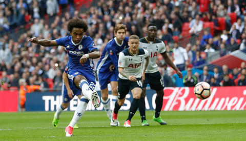 Cú sút phạt thần sầu của Willian ghi bàn mở tỉ số cho Chelsea.