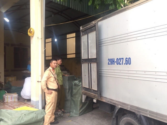 Số lượng hàng hóa đang được bàn giao cho lực lượng QLTT.