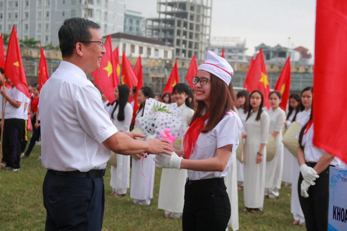 Các đoàn vận động viên nhận hoa lưu niệm từ các Đại biểu.