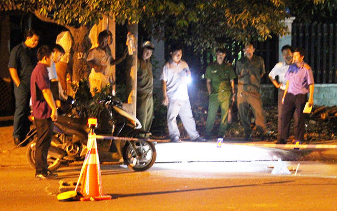 Lực lượng chức năng tổ chức khám nghiệm hiện trường. Ảnh: N.T.