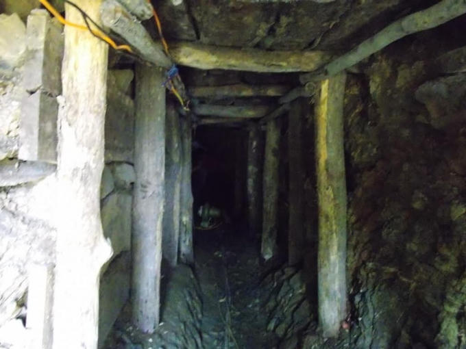 Bên trong hầm được chằng chống bằng gỗ trông rất nguy hiểm.