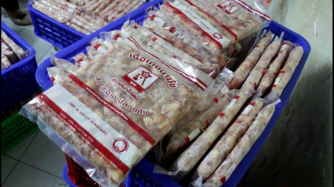 Các sản phẩm có gắn bao bì nước ngoài nhưng không rõ nguồn gốc.