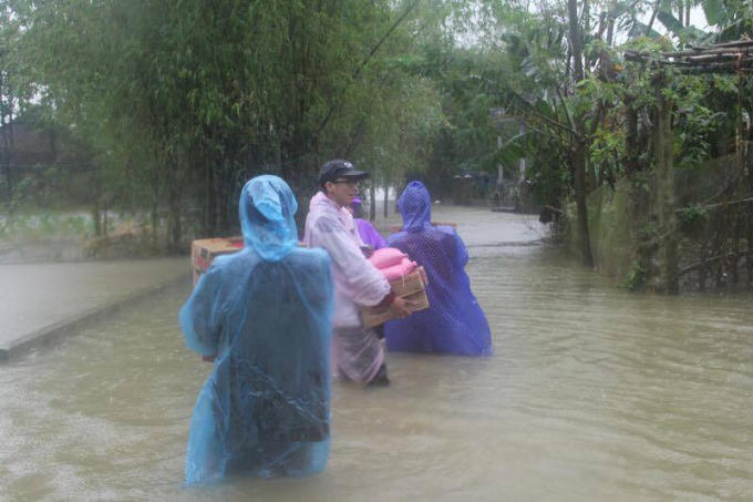 Ngoài việc vận chuyển bằng đò mọi người trong đoàn còn khuân vác những phần quà vào tận nhà dân.