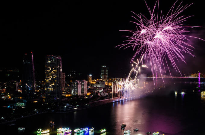 Phần bắn pháo hoa lung linh trên sông Hàn của đội Australia.
