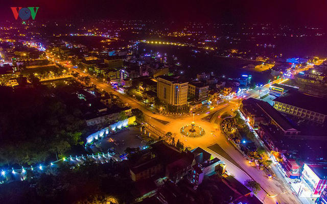 Thành phố Điện Biên Phủ lung linh về đêm.