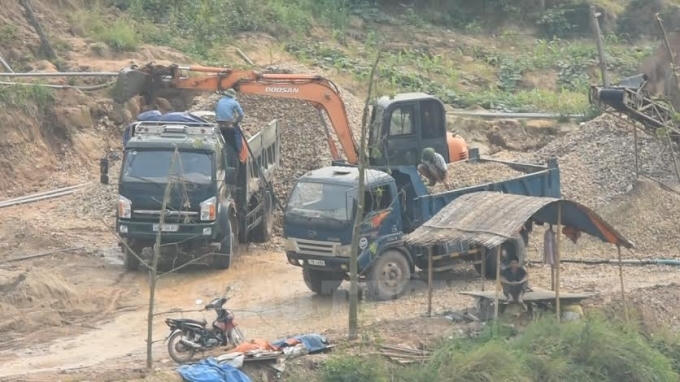 Hàng đoàn xe có dấu hiệu quá tải vô tư cày nát đường sá, cầu cống dưới sự bất lực của chính quyền địa phương xã Yên Định và huyện Sơn Động.