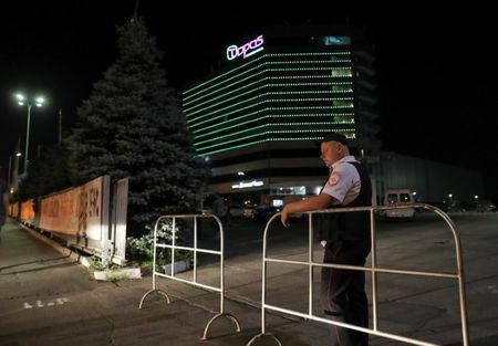 Bên ngoài khách sạn Topos Congress ở Rostov-on-Don (Nga) bị đe dọa đánh bom tối 26/6. (Ảnh: Reuters)