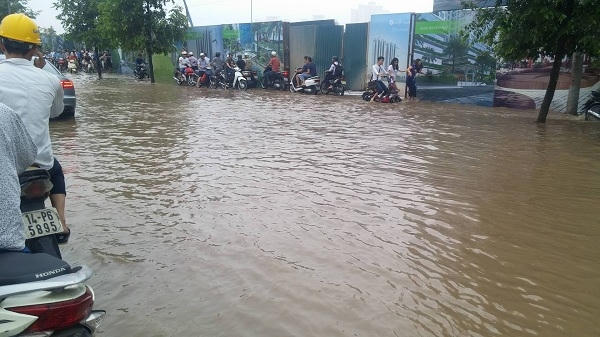 "Quay đầu là bờ" bởi đoạn đường phía trước dự án EcoLife Capitol ngập sâu, phương tiện giao thông không thể đi nổi.