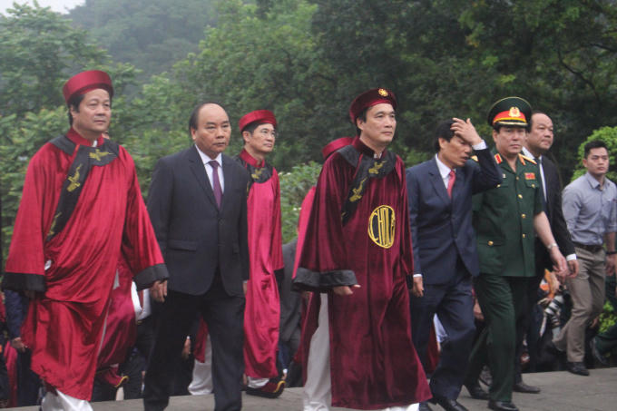 Thủ tướng Chính Phủ Nguyễn Xuân Phúc cùng đoàn Đại biểu và đoàn hành lễ đi từ chân núi Nghĩa Lĩnh qua Nghi Môn - đền Hạ - đền Trung - lên đền Thượng.