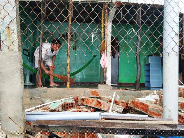 Những ngày tới gia đình anh Tài tiếp tục phải sống cảnh tá túc nhà người quen vì nhà bị hư hỏng nặng.