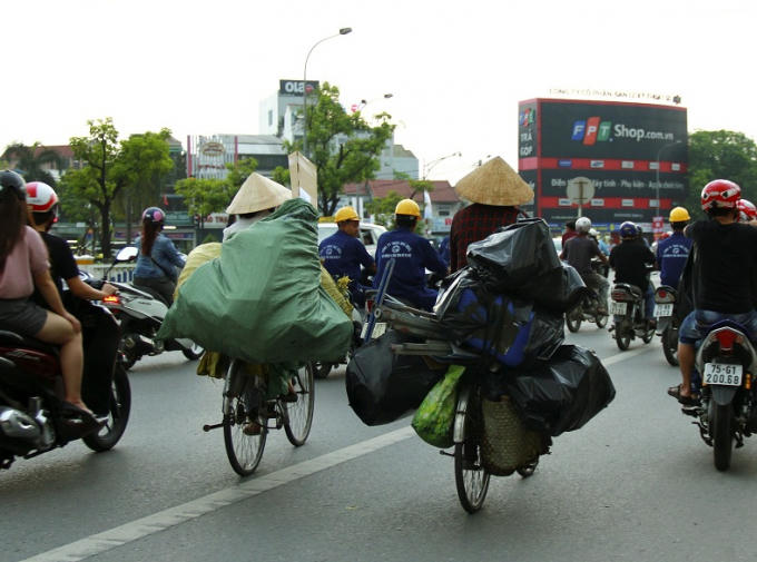 Vì cuộc sống mưu sinh, nhiều người quên đi có một mối hiểm họa luôn rình rập theo họ.