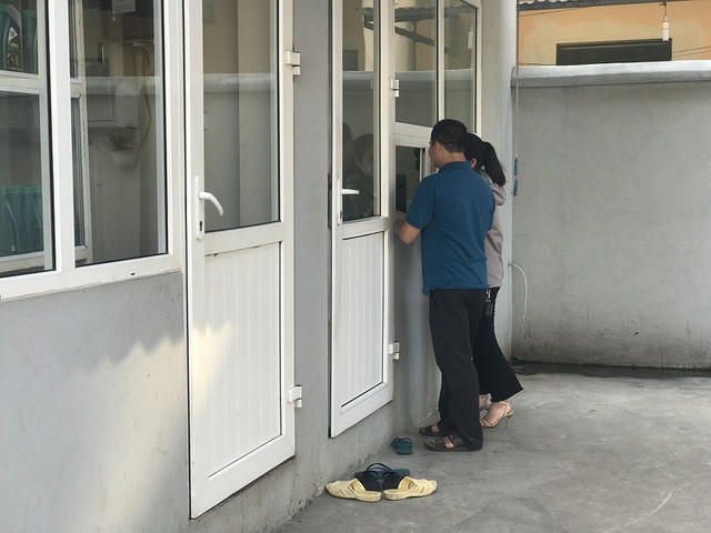 Người dân xếp hàng trước các đại lý chờ mua bảo hiểm xe máy, ô tô