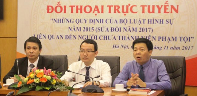 Ts. Trần Văn Dũng (bên phải).