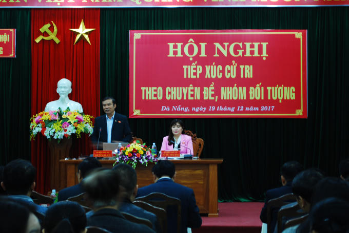 Phó trưởng đoàn ĐBQH TP Đà Nẵng Nguyễn Bá Sơn (đứng) trong buổi tiếp xúc.