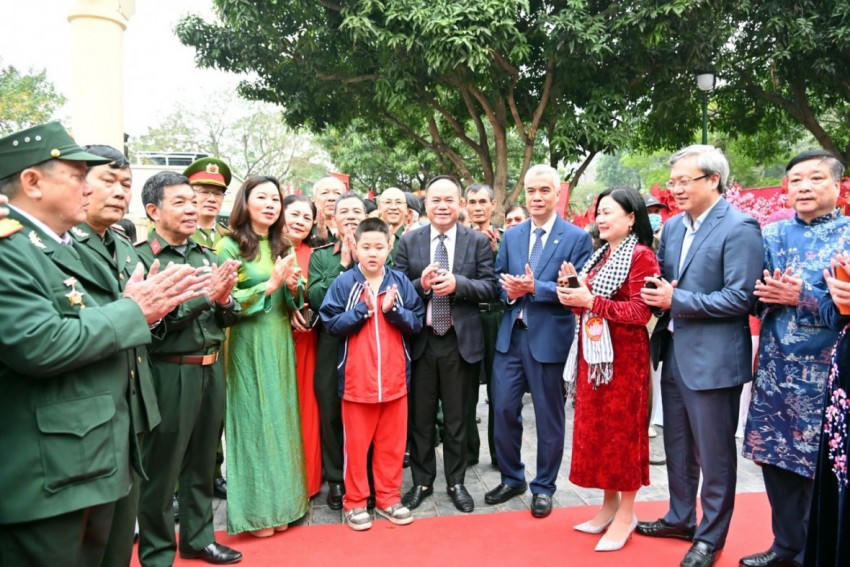 Trung tướng Nguyễn Thanh Tùng, Ủy viên Ban Thường vụ Thành ủy, Bí thư Đảng uỷ, Giám đốc CATP Hà Nội chung vui ngày hội "Tết sum vầy" với nhân dân phường Nghĩa Đô.