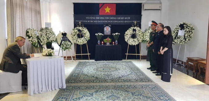 Lễ viếng và mở sổ tang nguyên Tổng Bí thư Đỗ Mười tại Myanmar. Đại sứ Mỹ tại Myanmar Scot Marciel đến viếng và viết sổ tang. (Ảnh: TTXVN phát)