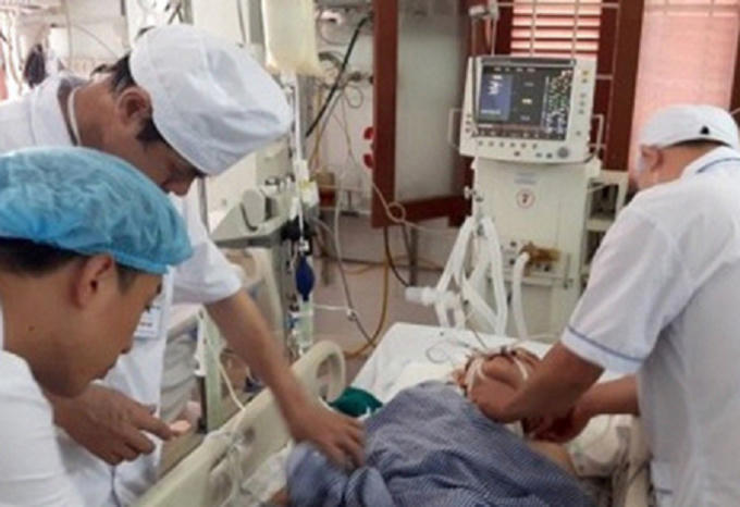 Nạn nhân Bùi Thị Thu đang được cấp cứu tại bệnh viện.