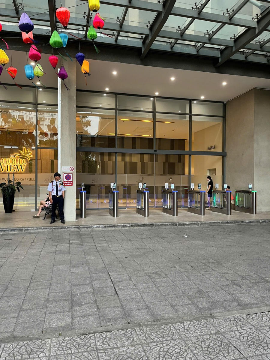 Việc lắp đặt hệ thống giám sát ra vào bằng lòng bàn tay khiến nhiều cư dân trong khu chung cư không hài lòng vì theo họ đi lại khó khăn