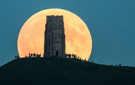 Nhiều người ngắm Siêu Trăng từ trên một đỉnh đồi ở Glastonbury Tor, Anh.
