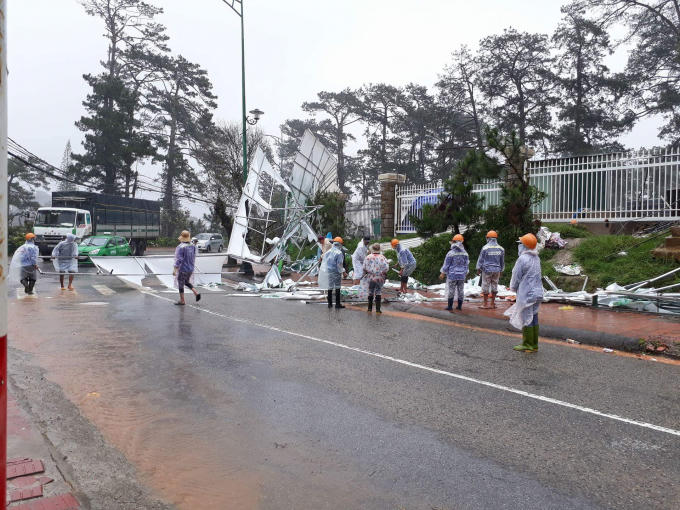Lực lượng TP Đà Lạt đang dọn dẹp hiện trường do mưa bão gây ra