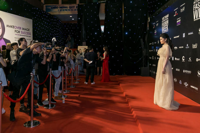 &Aacute; hậu Th&ugrave;y Dung ho&aacute; c&ocirc;ng ch&uacute;a mở m&agrave;n bộ sưu tập của NTK Vincent Đo&agrave;n