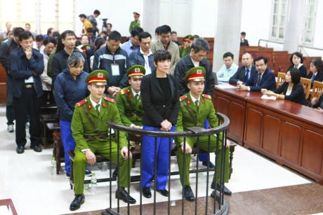 Phạm Thị Bích Lương cùng các đồng phạm tại phiên xử sơ thẩm hồi tháng 1. Ảnh: Minh Quang