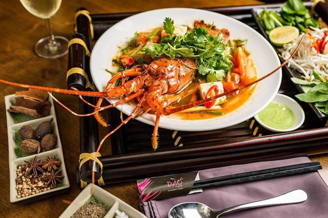 2 m&oacute;n phở đang khiến cộng đồng ẩm thực S&agrave;i G&ograve;n s&ocirc;i sục: T&ocirc; ngập thịt b&ograve; gi&aacute; 2,3 triệu, t&ocirc; sang chảnh với nguy&ecirc;n ch&uacute; t&ocirc;m h&ugrave;m