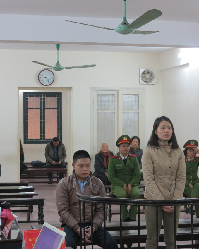 Bị cáo Bồ Thị Kim Thoa và Vũ Ngọc Hoàng tại phiên tòa.
