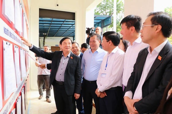 Ông Nguyễn Khắc Định, Ủy viên Trung ương Đảng, Phó Chủ tịch Quốc hội, Ủy viên Hội đồng bầu cử Quốc gia kiểm tra khu vực bỏ phiếu số 2, đơn vị bầu cử số 1, phường Nam Hoa Lư.