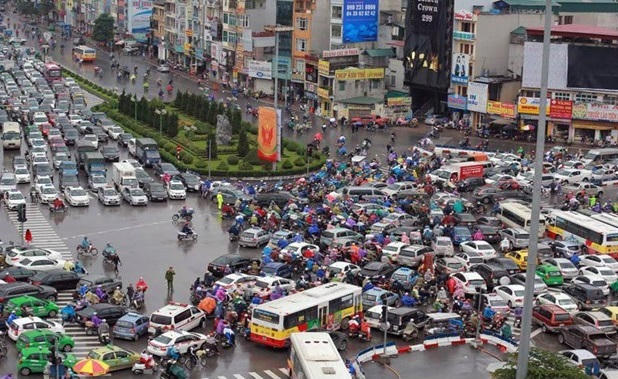 Ngã 7 người chật như nêm, di chuyển từ khu trung tâm về nhà là một cực hình với dân văn phòng vừa trải qua 8 tiếng làm việc căng thẳng.